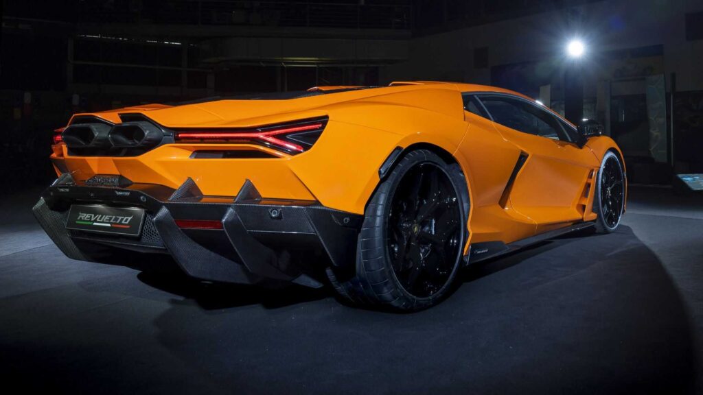 Lamborghini Revuelto 2024